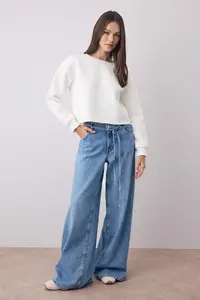 TRENDYOLMİLLA Ecru Thick Fleece Inside Crew Neck Crop Knitting Sweatshirt - Image 2