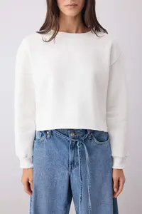 TRENDYOLMİLLA Ecru Thick Fleece Inside Crew Neck Crop Knitting Sweatshirt - Image 3