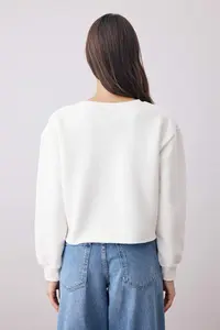 TRENDYOLMİLLA Ecru Thick Fleece Inside Crew Neck Crop Knitting Sweatshirt - Image 4