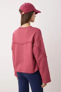 TRENDYOLMİLLA Dusty Rose Thick Without Raising Spanish Arm Stitching Detailed relaxed Knitting Sweatshirt - Image 4
