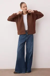 TRENDYOLMİLLA Brown Zippered Polo Shirt Collar Oversized Thick Fleece Inside Knitting Sweatshirt - Image 2