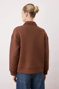 TRENDYOLMİLLA Brown Zippered Polo Shirt Collar Oversized Thick Fleece Inside Knitting Sweatshirt - Image 4
