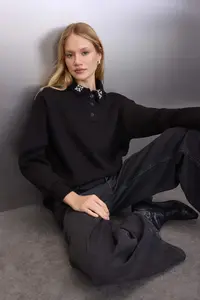 TRENDYOLMİLLA Black Collar Stone Detailed Oversized/Wide Pattern Knitting Sweatshirt - Image 3
