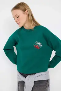 TRENDYOLMİLLA Emerald Green Thick Inside Fleece Pepper Printed Oversized Knitting Sweatshirt - Image 2
