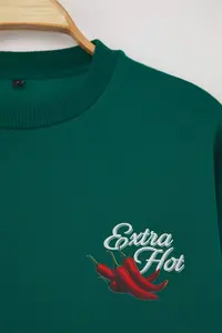TRENDYOLMİLLA Emerald Green Thick Inside Fleece Pepper Printed Oversized Knitting Sweatshirt - Image 6