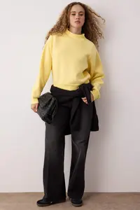 TRENDYOLMİLLA Light Yellow Raglan Sleeve Oversized/Wide Pattern Thick Fleece Inside Knitting Sweatshirt - Image 2