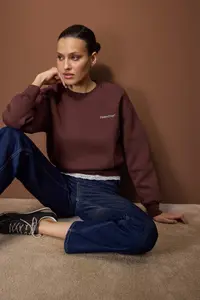 TRENDYOLMİLLA Teen Brown Regular Lace Detailed Slogan Embroidered Thick Fleece Knitting Sweatshirt - Image 2