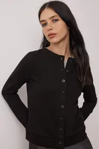 TRENDYOLMİLLA Black buttoned Regular/Normal Pattern Knitting Sweatshirt - Image 2