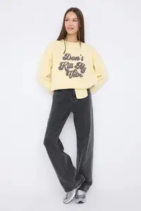TRENDYOLMİLLA Teen Yellow Embossed Slogan Printed Oversized/Wide Pattern Thick Knitting Sweatshirt - Image 2