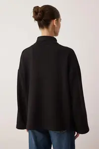 TRENDYOLMİLLA Black Dog collar Zippered and with pocket relaxed/Rahat Pattern Knitting Sweatshirt - Image 4