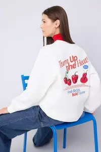 TRENDYOLMİLLA Teen Ecru Back Tomato Printed Oversized/Wide Pattern Knitting Sweatshirt - Image 2