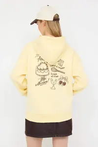 TRENDYOLMİLLA Teen Light Yellow Back Printed Oversized Pattern Thick Fleece Inside Knitting Sweatshirt - Image 4