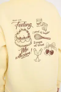 TRENDYOLMİLLA Teen Light Yellow Back Printed Oversized Pattern Thick Fleece Inside Knitting Sweatshirt - Image 5