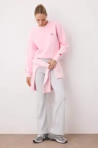 TRENDYOLMİLLA Light Pink Regular/Normal Pattern Embroidery Detailed Thick Knitting Sweatshirt with Fleece Inside - Image 2