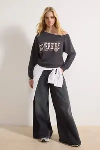 TRENDYOLMİLLA Teen Anthracite Slogan Printed Light Omuzlu Knitting Sweatshirt