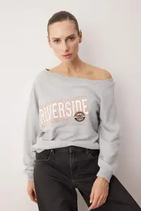 TRENDYOLMİLLA Gray Melange Anthracite Slogan Printed Light Omuzlu Knitting Sweatshirt - Image 2