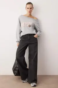 TRENDYOLMİLLA Gray Melange Anthracite Slogan Printed Light Omuzlu Knitting Sweatshirt - Image 3