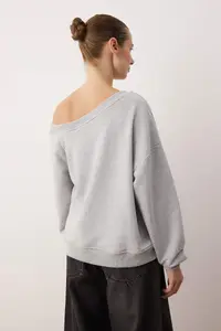 TRENDYOLMİLLA Gray Melange Anthracite Slogan Printed Light Omuzlu Knitting Sweatshirt - Image 5