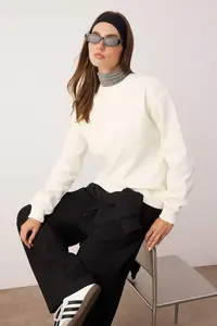 TRENDYOLMİLLA Ecru Oversized/Wide Pattern Thick Knitting Sweatshirt with Fleece Inside
