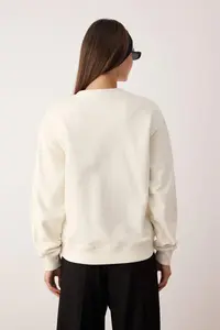 TRENDYOLMİLLA Ecru Oversized/Wide Pattern Thick Knitting Sweatshirt with Fleece Inside - Image 4