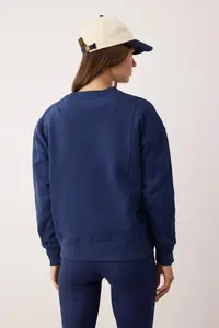 TRENDYOLMİLLA Navy Blue Oversized/Wide Pattern Sewing Detail Thick Fleece Inside Knitting Sweatshirt - Image 4