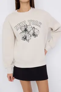 TRENDYOLMİLLA Teen Stone Printed Oversized/Wide Pattern Thick Knitting Sweatshirt with Fleece Inside