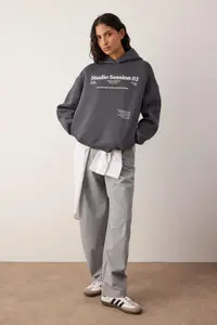 TRENDYOLMİLLA Anthracite Thick Hooded Slogan Printed Boxy Fit Knitting Sweatshirt - Image 2