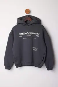 TRENDYOLMİLLA Anthracite Thick Hooded Slogan Printed Boxy Fit Knitting Sweatshirt - Image 5