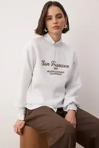 TRENDYOLMİLLA Gray Melange Slogan Embroidered Crew Neck Knitting Sweatshirt - Image 2
