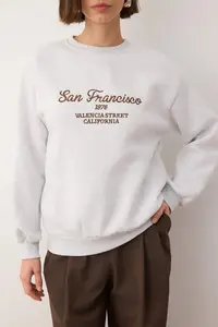 TRENDYOLMİLLA Gray Melange Slogan Embroidered Crew Neck Knitting Sweatshirt - Image 4