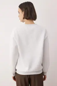 TRENDYOLMİLLA Gray Melange Slogan Embroidered Crew Neck Knitting Sweatshirt - Image 5