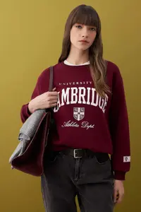 TRENDYOLMİLLA Burgundy Slogan Printed Crew Neck relaxed Knitting Sweatshirt