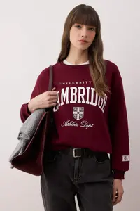 TRENDYOLMİLLA Burgundy Slogan Printed Crew Neck relaxed Knitting Sweatshirt - Image 2