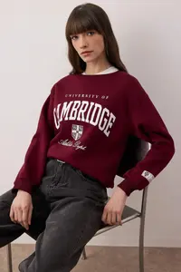 TRENDYOLMİLLA Burgundy Slogan Printed Crew Neck relaxed Knitting Sweatshirt - Image 3
