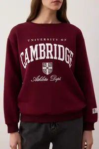 TRENDYOLMİLLA Burgundy Slogan Printed Crew Neck relaxed Knitting Sweatshirt - Image 4