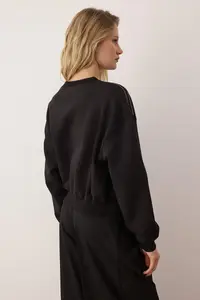 TRENDYOLMİLLA Black Soft Touch Sliver Stone Accessory Detailed Crew Neck Knitting Sweatshirt - Image 4
