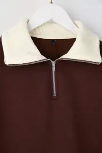 TRENDYOLMİLLA Brown Oversized/Wide Pattern Velvet Slogan Zippered Inside Fleece Knitting Sweatshirt - Image 7