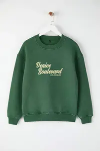 TRENDYOLMİLLA Green Washable Slogan Printed Oversized/Wide Pattern Thick Inside Fleece Knitted Sweatshirt - Image 5