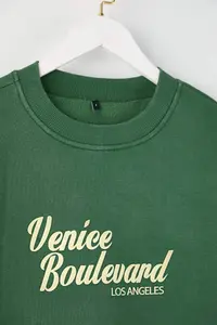 TRENDYOLMİLLA Green Washable Slogan Printed Oversized/Wide Pattern Thick Inside Fleece Knitted Sweatshirt - Image 7