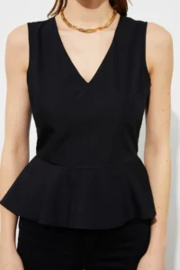 TRENDYOLMİLLA Black V-neck with flywheel Weaving Blouse - Image 10