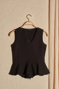 TRENDYOLMİLLA Black V-neck with flywheel Weaving Blouse - Image 12