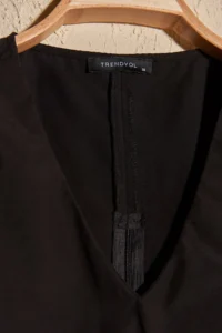 TRENDYOLMİLLA Black V-neck with flywheel Weaving Blouse - Image 13