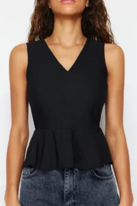 TRENDYOLMİLLA Black V-neck with flywheel Weaving Blouse - Image 4