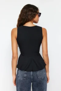 TRENDYOLMİLLA Black V-neck with flywheel Weaving Blouse - Image 6