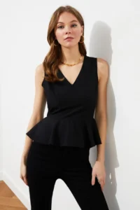 TRENDYOLMİLLA Black V-neck with flywheel Weaving Blouse - Image 7