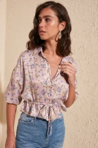 TRENDYOLMİLLA Powder Pink Crop Satin buttoned Flower Patterned Weaving Blouse - Image 2
