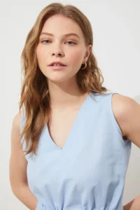 TRENDYOLMİLLA Mavi V-neck Belden tied up Weaving Blouse - Image 4