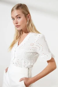 TRENDYOLMİLLA Ecru brodeli Short Sleeve Weaving Blouse - Image 2