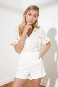 TRENDYOLMİLLA Ecru brodeli Short Sleeve Weaving Blouse - Image 3