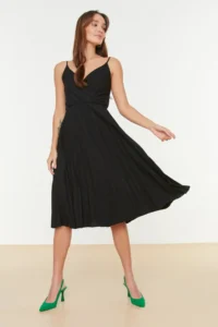 TRENDYOLMİLLA Black Waist Midi Double breasted pleated Adjustable Sleeveless Flexible Knitting Dress - Image 4
